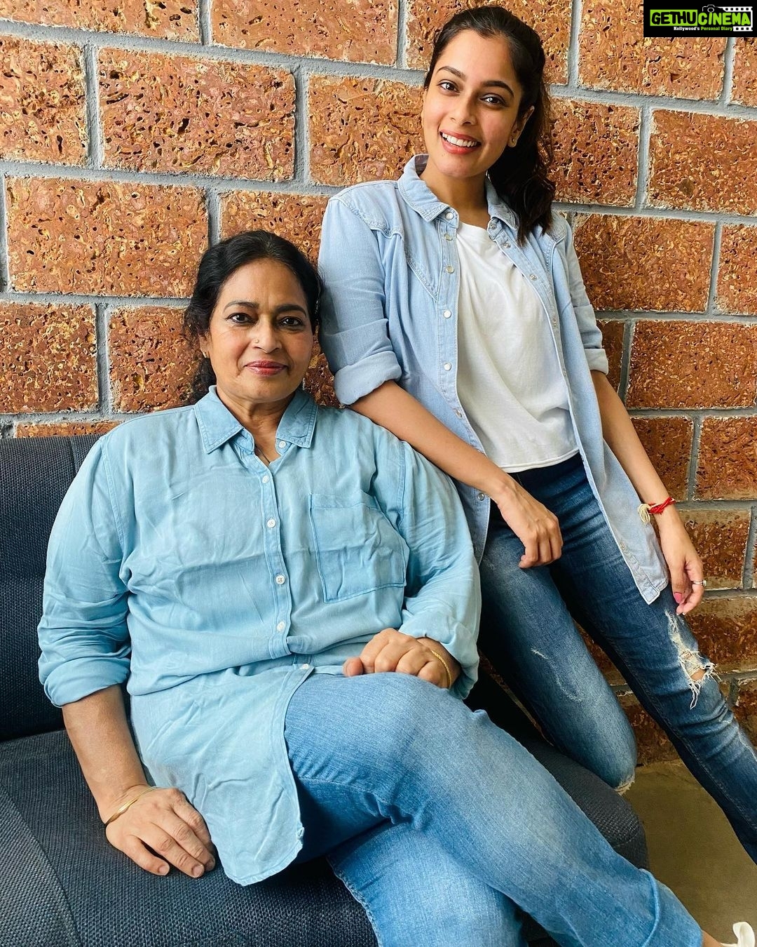 Keerthi shanthanu Instagram - True Love🤍 #twinning with #amma @jayanthirkv 🤍