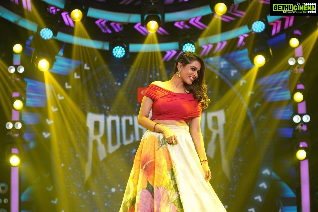 Keerthi shanthanu Instagram - ❣️ Semi-finals of #Rockstar today on @zeetamizh at 7.30pm 👗: @malarvikrambridalcouture @malarvikram_pret 📸 @ak.ananth_photo Hairdo @mani_stylist_