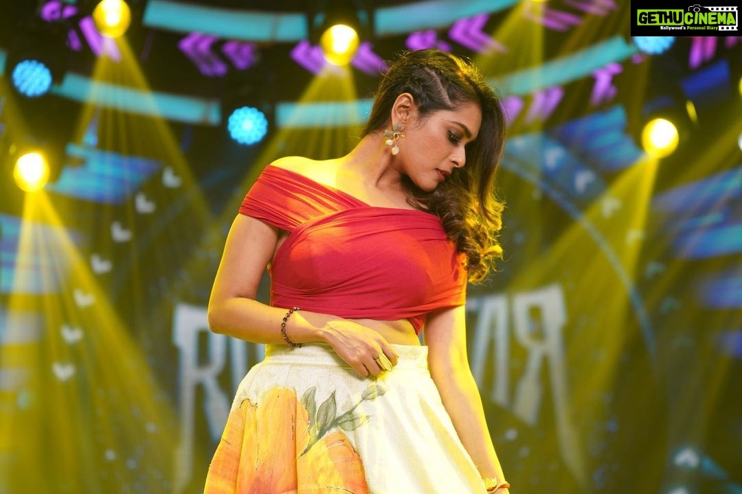 Keerthi shanthanu Instagram - ❣️ Semi-finals of #Rockstar today on @zeetamizh at 7.30pm 👗: @malarvikrambridalcouture @malarvikram_pret 📸 @ak.ananth_photo Hairdo @mani_stylist_