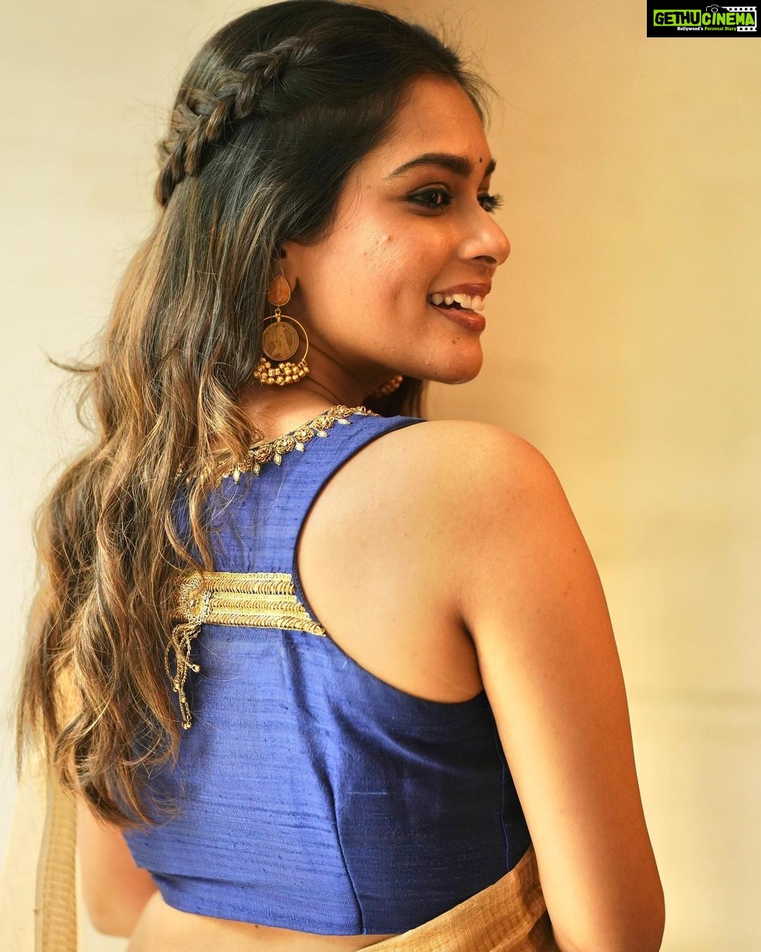 Keerthi shanthanu Instagram - ✨Stay golden!💛💙 ✨✨✨✨✨✨✨ Blouse by @malarvikrambridalcouture @malarvikram_pret Clicked by @teamcreators