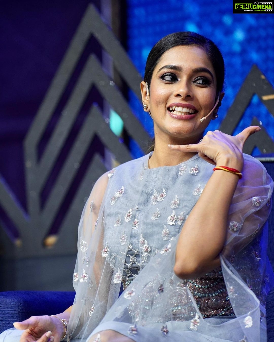 Keerthi shanthanu Instagram - Today’s look for #Rockstar at 7.30pm on @zeetamizh 🤩 Beautiful round,Dont miss it! Outfit @rehanabasheerofficial 🤍 Photography @storiesbysidhu