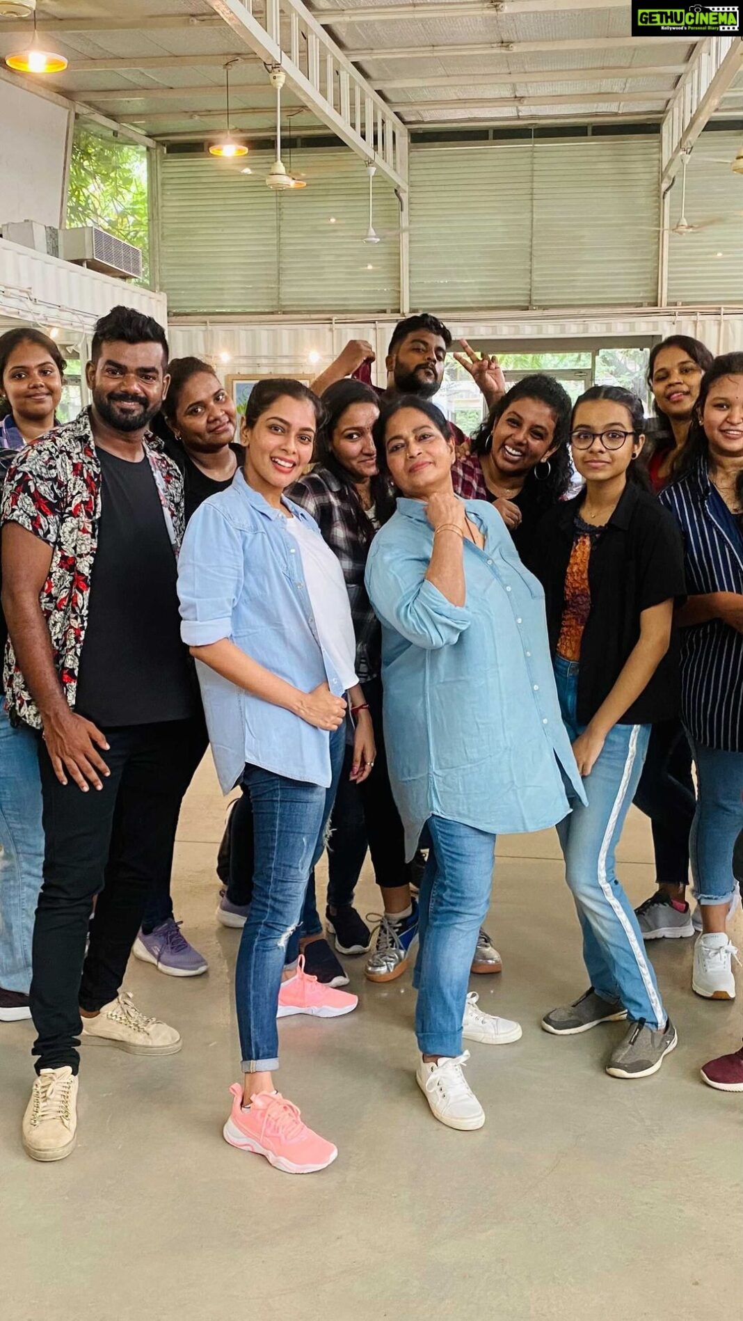 Keerthi shanthanu Instagram - The gang from “ #Kikisdancestudio “ Namma ooru folk’u thaan pa bestu 🤟 And that’s my cuteeee Amma @jayanthirkv master who’s been working harddd for the past 35yrs in this industry & running this dance class ❤️ Shot & Choreographed by @pringlejones_ 🤗Thankoo da! Thanx for editing this video @2faan__ 🤩 #jorthale #folkdance #dance