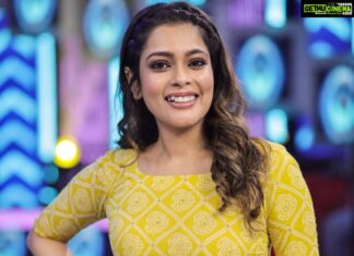 Keerthi shanthanu Instagram - Recreated nayanthara’s look (kadhambari from -naanum rowdy thaan) 😉 for #Rockstar today 7.30pm on @zeetamizh With Pokkiri vijay @RJVijayOfficial 😉🙌 Back on track!😀 Outfit Recreated by @poornimas_store 🤩 📸 @storiesbysidhu