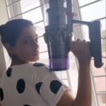 Keerthi shanthanu Instagram - #Aarambikkalangala ! 💪🏻😉 Never felt so powerful while cleaning my house! Love using my @dyson_india ‘s V11 Absolute pro Vacuum to clean my house like a boss This vacuum has beaten all traditional cleaning methods for me, it’s my go to cleaning device now 💪🏻 Shot & edited by my talented hubster @shanthnu #DysonV11 #DysonIndia #DysonHome