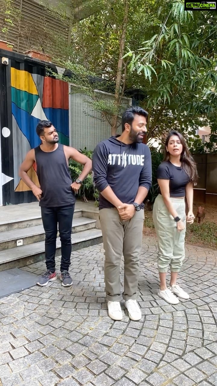 Keerthi shanthanu Instagram - Ohhh YEAHHH…!🤩 Light’aana movements 😜 With @shanthnu @pringlejones_ #hawayein #instareels