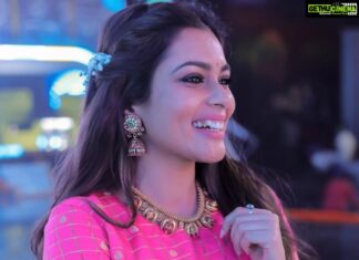 Keerthi shanthanu Instagram - This weekends look for #Rockstar at 7.30pm @zeetamizh Pavaadai sattai💖 by @turquoisedesignstudio @merasalofficial Jewellery @jcsjewelcreations ✨ Flowers by @poovai_bridal_flowers Hairdo @vama_moirangthem 📸 @anbu.live @rjvijayofficial
