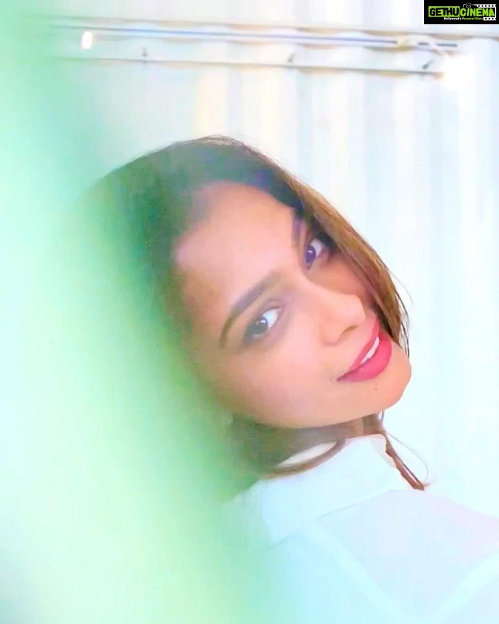 Keerthi shanthanu Instagram - Thank uuuu all my loveliesss ❤️ For the 1 Million love❤️ Rombo nandrii🙏 Keep showering the same positivity ,Love,care & blessings😇 Special thanx to @pringlejones_ for planning & makin me do this video 😉 and for the choreo🤩 Edit by @2faan__ 🤩 And thanx to these 2 sweet guys for joining me 🤩 @chiraag_ranka Special thanx to these girls from @thewonderwomen.ep for the sweet surprise & decor 🤗 Note : this was shot 2 weeks back 😁 Thank you once again🥰🙏