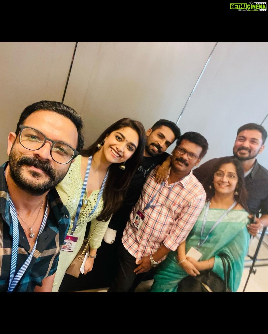 Keerthy Suresh Instagram - First time at the Association of Malayalam Artists meeting and it was lovely to catch up with some favorite friends and colleagues. Thank you so much for creating this opportunity, AMMA! @mohanlal @mammootty @benanna_love @aparna.balamurali @actor_jayasurya @anu.mohan.k #associationofmalayalammovieartists