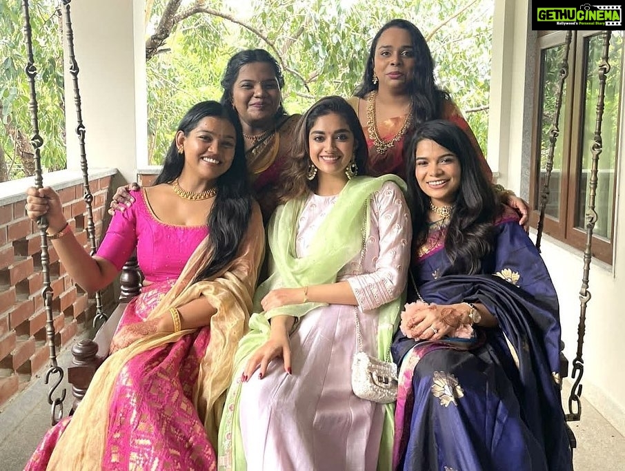 Keerthy Suresh Instagram - Congratulations, couldn’t be happier for you @preethi_singaravelu! ❤️🤗 There's no better occasion to catch up with friends than one filled with sounds of laughter and wedding bells. ✨ @salonibermecha @parthgolecha @annapoornaanilkumar @kamatchi_mohan @gopanrithu
