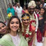 Keerthy Suresh Instagram - Congratulations, couldn’t be happier for you @preethi_singaravelu! ❤️🤗 There's no better occasion to catch up with friends than one filled with sounds of laughter and wedding bells. ✨ @salonibermecha @parthgolecha @annapoornaanilkumar @kamatchi_mohan @gopanrithu