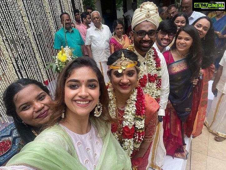 Keerthy Suresh Instagram - Congratulations, couldn’t be happier for you @preethi_singaravelu! ❤️🤗 There's no better occasion to catch up with friends than one filled with sounds of laughter and wedding bells. ✨ @salonibermecha @parthgolecha @annapoornaanilkumar @kamatchi_mohan @gopanrithu
