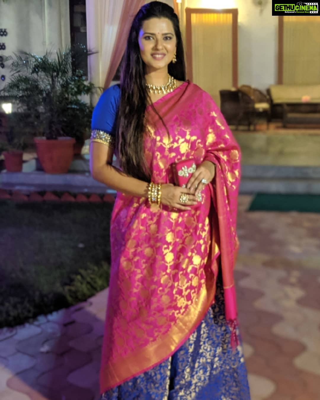Kratika Sengar Instagram - Attended a family wedding in Delhi and got a chance to meet some very high ranked men and women of our Indian armed forces, absolutely a fan moment for me as i truly believe they are the real heroes of our nation. Styled by- @reema_thakur09 ❤️ Outfit by- @reemathakurofficial Jewellery by- @the_jewel_gallery Kota House