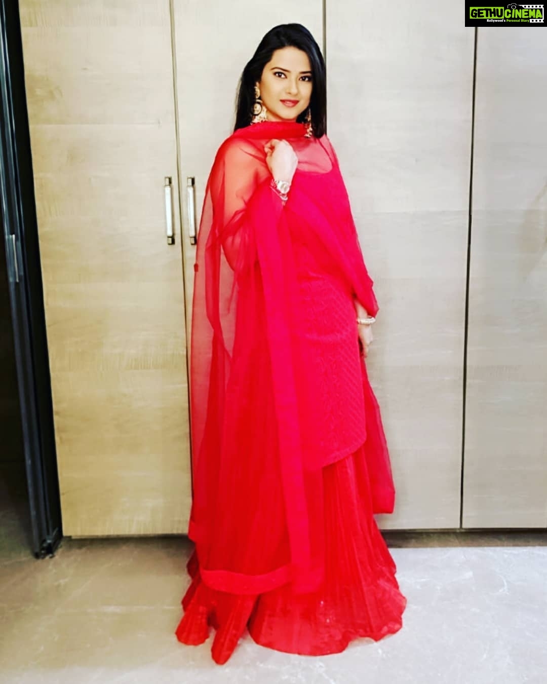 Kratika Sengar Instagram - A day well spent, visited my friends for some beautiful Ganpati darshan.. Thankyou all❤️ I pray to Lord Ganesh that He fills our lives with happiness, prosperity, good health and peace. 🙏 Styled by : @reema_thakur09 ❤️ Outfit by : @reemathakurofficial 😘 Earings by:@the_jewel_gallery Kada by:@azotiique