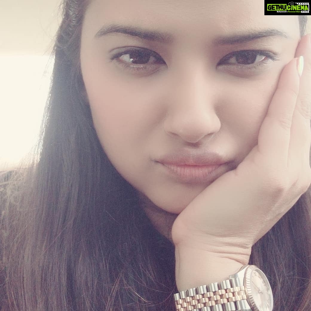 Kratika Sengar Instagram - Lazy weekend after the Grand wedding.. .. Mmm🤔 the truth is that I'm lazy irrespective 🙊