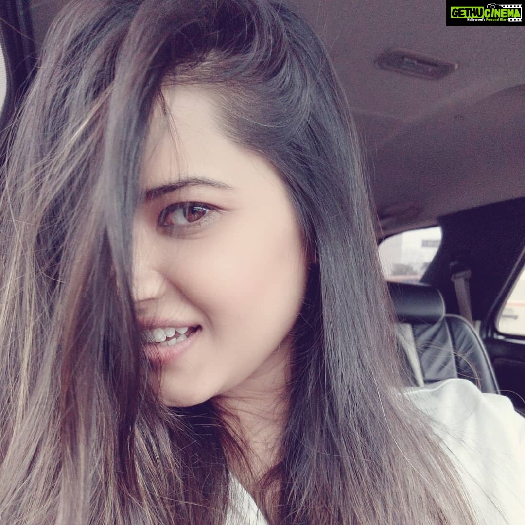 Kratika Sengar Instagram - No..! Im not flaunting my hair.. I'm trying to scare away the people in this traffic. 😑🙄🚥 #mumbairains #trafficjam #waterlogged