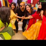 Kratika Sengar Instagram - #bhaikishaadi #haldiceremony #family #laughter #happiness