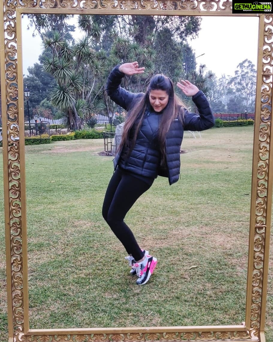 Kratika Sengar Instagram - Trying to act all cool in the COLD #mj Taj Savoy, Ooty