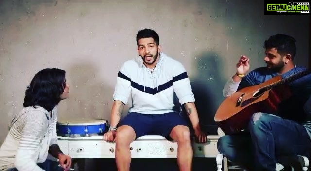 Kratika Sengar Instagram - New York se aaya Mera dost.. Dost ka gaana suno... š¬š¬ Very well sung Mr @amit_tandon0411 You r making me so proud... After all sikhaya toh Maine he hai....ššš.. https://youtu.be/iNLAkv1cAwY chalo guys now show ur love to him too... ā¤ļø