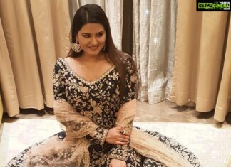 Kratika Sengar Instagram - A fantastic Diwali celebration with family. Styledby: @stylebysugandhasood 😘❤️ Outfitby: @kalkifashion ❤️ Jewelleryby: @the_jewel_gallery Assistedby: @Jangidpooja1998 Pic cr 📷: @shivranjani_seth 😘😘😘😘