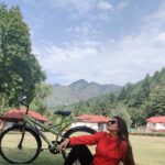 Kratika Sengar Instagram – Bas apne he Khayaalo mein in Srinagar ❤️
📸 – @nikitindheer