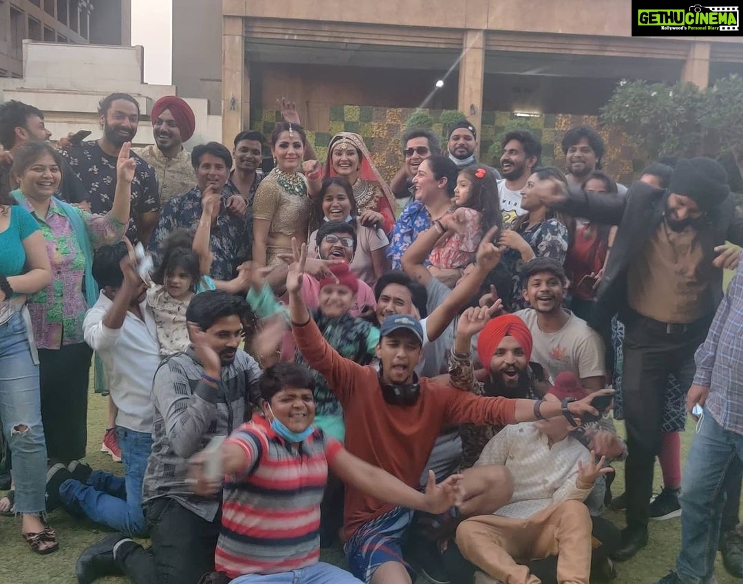 Kratika Sengar Instagram - This beautiful journey of Sandhya comes to an end. Sandhya in this very short span of time got so much love and affection from you all.. I'm really happy to have done this lead cameo for #chottisardarni & @cockcrowpictures @cockcrowandshaika_ent, met such nice people, made some beautiful memories. Thankyou @rajeshramsingh and Bharti Sharma for trusting in me to pull off your show for a month n half without nimrit being around. ❤️ @avisthename @jaladhsharma @rajawatjyoti33 @colorstv @anitaraaj @kevina_tak @gaurika_official @yuvleen_kaur47 @simransachdevaofficial