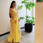 Kratika Sengar Instagram - 💛 . . . . #kasam #kasamterepyaarki @antv @balajitelefilmslimited . . . Outfitby: @iou_trends Styledby: @stylebysugandhasood Assistedby: @chaurasia_karishma Jewelleryby: @izaarajewellery