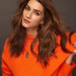 Kriti Sanon Instagram - May your 2022 be as bright as this sweater 🍊🍊🧡🧡