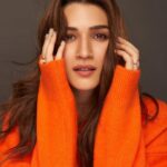 Kriti Sanon Instagram – May your 2022 be as bright as this sweater 🍊🍊🧡🧡