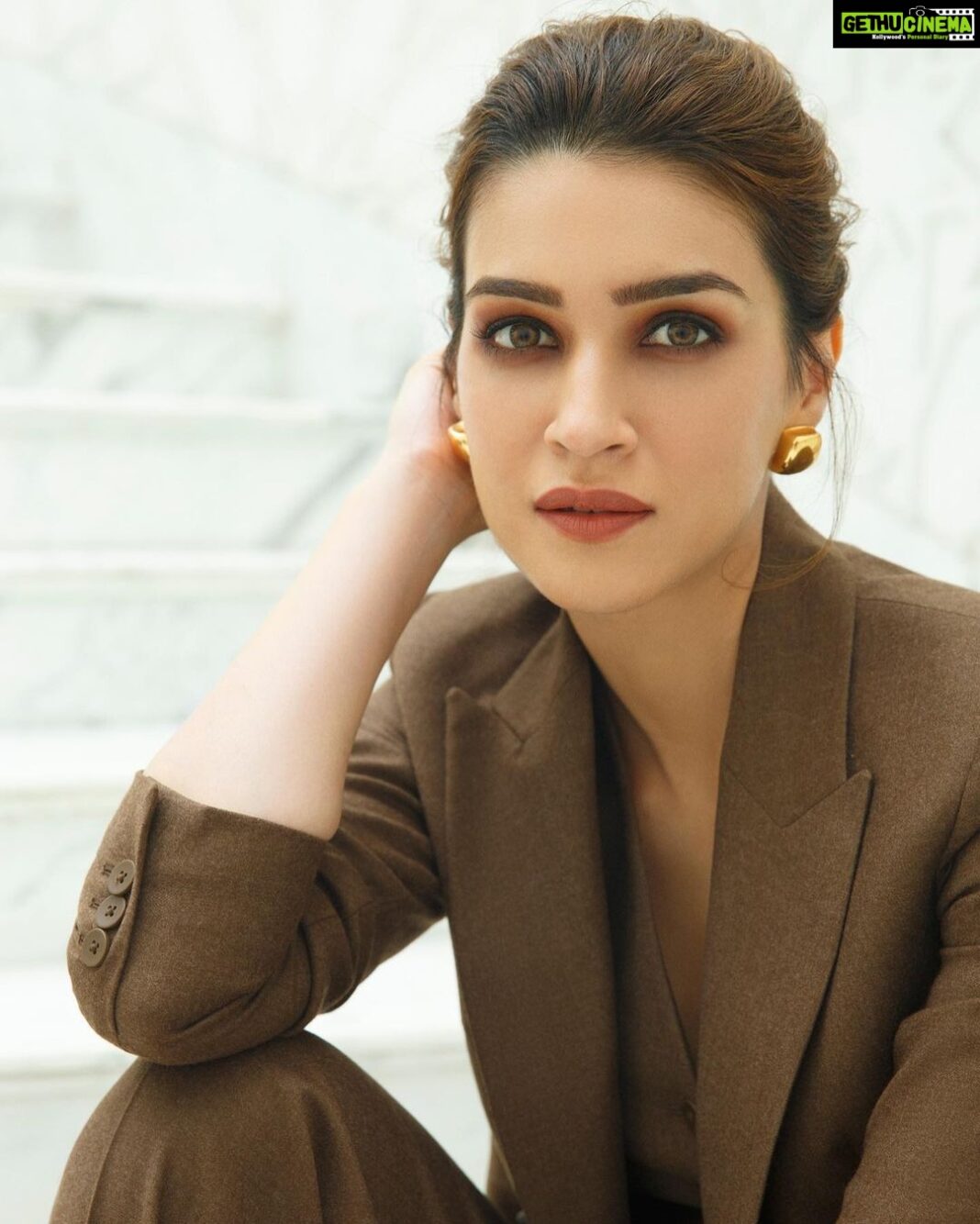 Kriti Sanon Instagram - Know your worth.. And then add Tax 😉 #BossLadyVibe 🤎🤎