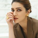 Kriti Sanon Instagram - Know your worth.. And then add Tax 😉 #BossLadyVibe 🤎🤎