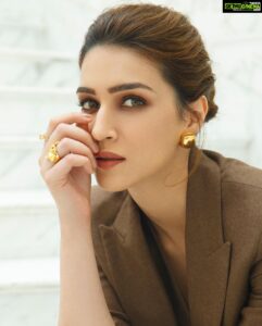 Kriti Sanon Instagram - Know your worth..
And then add Tax 😉
#BossLadyVibe 🤎🤎