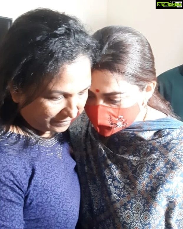 Kushboo Instagram - Paid my condolences to the family of #AdvctRenjithSrinivas in #Alapuzha who was brutally murdered at home. These murderers were totally backed by a political outfit. Heart bleeds to see an old mother, a young wife and very young kids looking lost n in immense pain. No words. ππ’