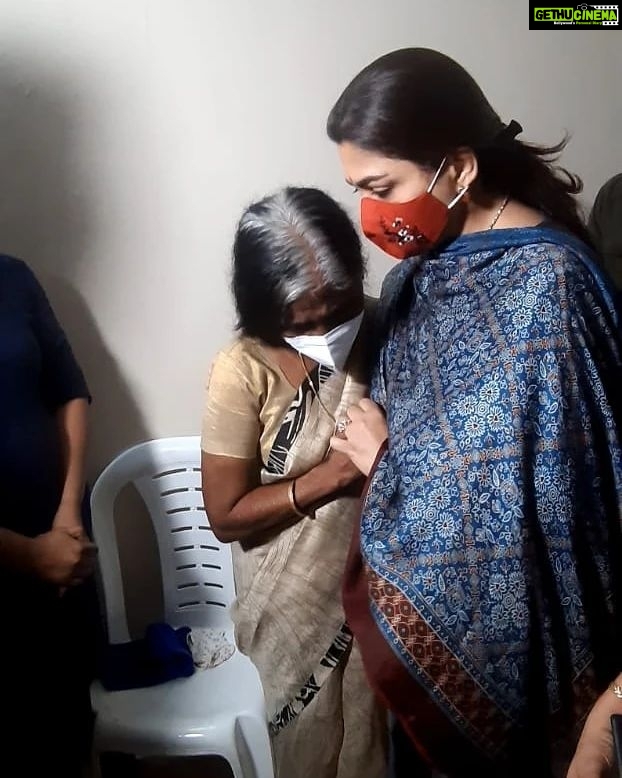 Kushboo Instagram - Paid my condolences to the family of #AdvctRenjithSrinivas in #Alapuzha who was brutally murdered at home. These murderers were totally backed by a political outfit. Heart bleeds to see an old mother, a young wife and very young kids looking lost n in immense pain. No words. ππ’