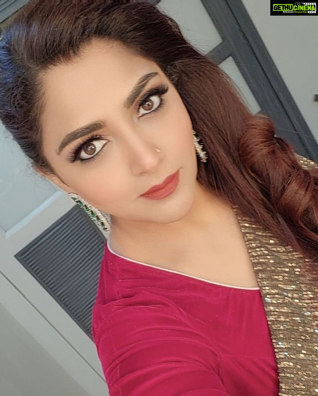 Kushboo Instagram - #GlitzNGlamour #DanceVsDance2 @colorstvtamil #SemiFinals ❤️❤️❤️❤️