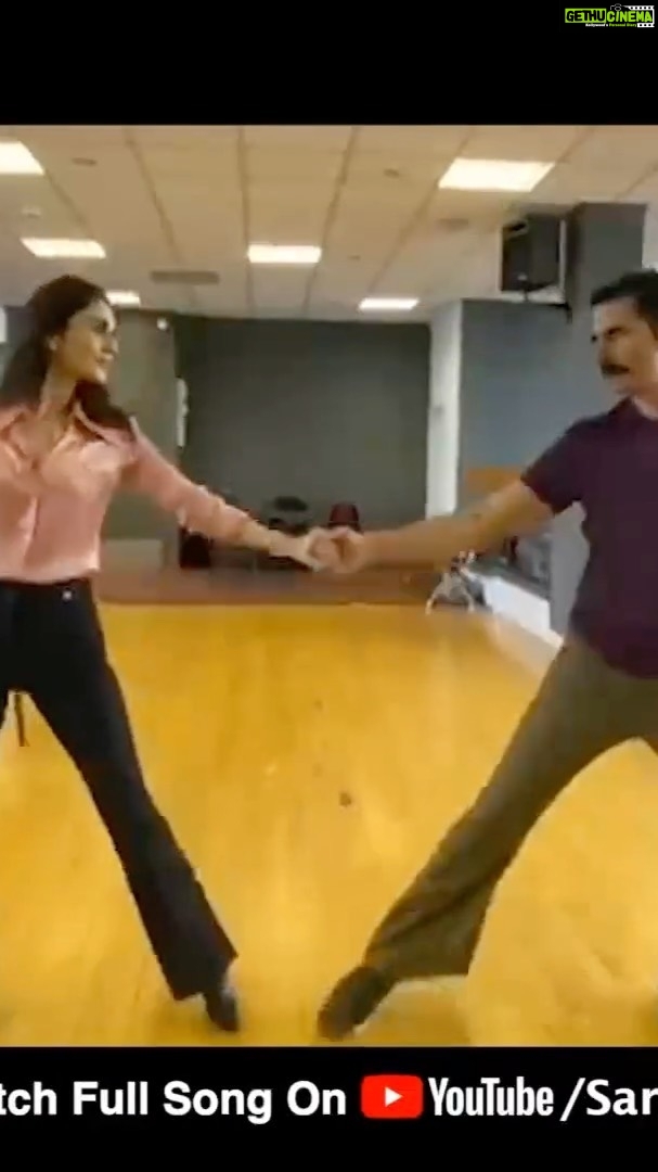 Lara Dutta Instagram - Yeh raha romantic song ka funny moment π Check out the #Marjaawaan BTS video. Catch #BellBottom on the big screen also in 3D, on 19th August. @gurnazar_chattha @aseeskaurmusic @iamgauravdev @kartikdevofficial @akshaykumar #VashuBhagnani @_vaanikapoor_ @iamhumaq @ranjitmtewari @jackkybhagnani @deepshikhadeshmukh @pooja_ent @onlyemmay @madhubhojwani @nikkhiladvani @aseemarrora #ParveezShaikh @emmayentertainment @saregama_official @ganeshacharyaa