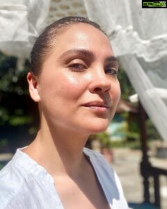 Lara Dutta Instagram - #nofilter . Be unafraid to live in your own skin!!! Using my holiday to test some new products for #AriasSkincare ! Testing our new Pumpkin Enzyme exfoliating mask! Packed with active ingredients and all the goodness of Red clay. Skin feels clean, pumped with hydration and firm & bright! Topped it off with our new serum! All coming soon!!! 💕💕. @worldofarias @scentials_world