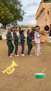Lara Dutta Instagram - Marching into 2022 with the best band leader and fellow CONtestants!!! #kaunbanegishikharwati from 7 th January onwards only on @zee5 . @naseeruddin49 @raghubir_y @sakpataudi @kkamra @anyasinghofficial @cyrus_sahukar @varunthakur @gauravvkchawla @ananyananya @applausesocial @emmayentertainment