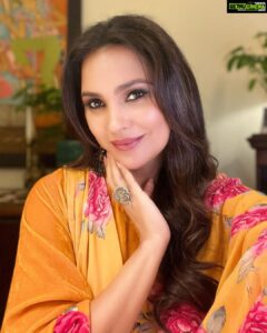 Lara Dutta Instagram - Blessed and thrilled to be working on the first Monday of the new year!! #2022 . #kaunbanegishikharwati from the 7 th of January on @zee5 !! @emmayentertainment @applausesocial @rameshkondapuram @yogitasheth96 @coaching101_bycheryl