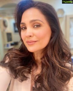 Lara Dutta Instagram - Some fun, exciting stuff cooking with this team! 🥰. @amitthakur_hair @makeupbylekha @mishcheryl @_mr_pardeep__4040 @smriti_singh_wilmans