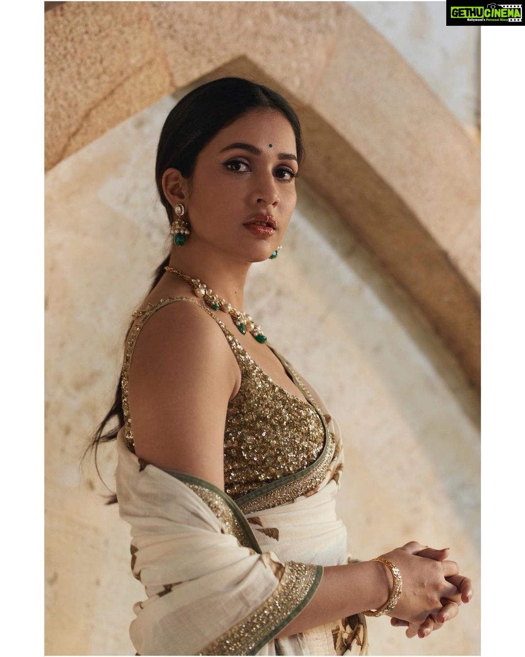Lavanya Tripathi Instagram - Simplicity is the soul of modern elegance 💫 Outfit- @sabyasachiofficial Jewellery- @kalasha_finejewels Styled by- @ashwin_ash1 @hassankhan_3 Makeup- manohar Hair- madhu 📸- @akshay.rao.visuals