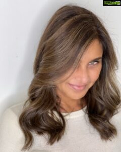 Lisa Ray Instagram - Good hair vibes. @natasha.moor wasn’t kidding when she told me @thehairkind_ would transform my tresses 🤟🏼 No secret this: if you’re in Dubai seek out Rinku Thanks @shaheenabbas @juicesalondubai 🎉
