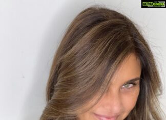 Lisa Ray Instagram - Good hair vibes. @natasha.moor wasn’t kidding when she told me @thehairkind_ would transform my tresses 🤟🏼 No secret this: if you’re in Dubai seek out Rinku Thanks @shaheenabbas @juicesalondubai 🎉