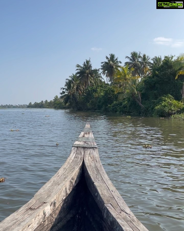 Lisa Ray Instagram - A trip to Kerala is incomplete without visiting @kayalislandretreat owned and operated by my friend @maneesha_panicker who also puts together the most thoughtful vacation itineraries through her company @silkrouteescapes ….. I was telling Maneesha in all honesty that the sunset backwater cruise around the beautiful little island on which @kayalislandretreat is situated is the most scenic and peaceful in all of Kerala. The girls loved it too, but next time i need a replenishing time in pristine surroundings I’ll stay at #Kayal with hubby and leave the girls at a bigger resort - maybe that’s something you should consider as well to the moms out there ☺️ here’s looking at you @brooklynmamainmumbai Thank you Maneesha and team ❤️