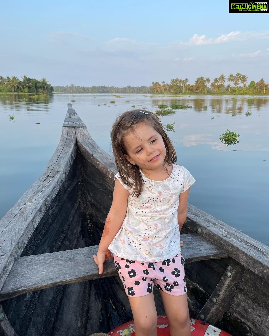 Lisa Ray Instagram - A trip to Kerala is incomplete without visiting @kayalislandretreat owned and operated by my friend @maneesha_panicker who also puts together the most thoughtful vacation itineraries through her company @silkrouteescapes ….. I was telling Maneesha in all honesty that the sunset backwater cruise around the beautiful little island on which @kayalislandretreat is situated is the most scenic and peaceful in all of Kerala. The girls loved it too, but next time i need a replenishing time in pristine surroundings I’ll stay at #Kayal with hubby and leave the girls at a bigger resort - maybe that’s something you should consider as well to the moms out there ☺️ here’s looking at you @brooklynmamainmumbai Thank you Maneesha and team ❤️