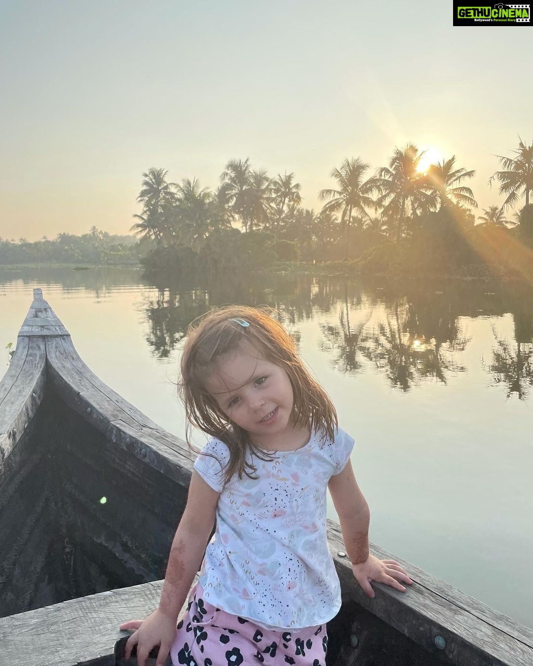 Lisa Ray Instagram - A trip to Kerala is incomplete without visiting @kayalislandretreat owned and operated by my friend @maneesha_panicker who also puts together the most thoughtful vacation itineraries through her company @silkrouteescapes ….. I was telling Maneesha that the sunset backwater cruise around the beautiful little island on which @kayalislandretreat is situated is the most scenic and peaceful in all of Kerala. The girls loved it too, but next time i need a replenishing time in pristine surroundings I’ll stay at #Kayal with hubby and leave the girls at a bigger resort - maybe that’s something you should consider as well to the moms out there ☺️ here’s looking at you @brooklynmamainmumbai Thank you Maneesha and team ❤️