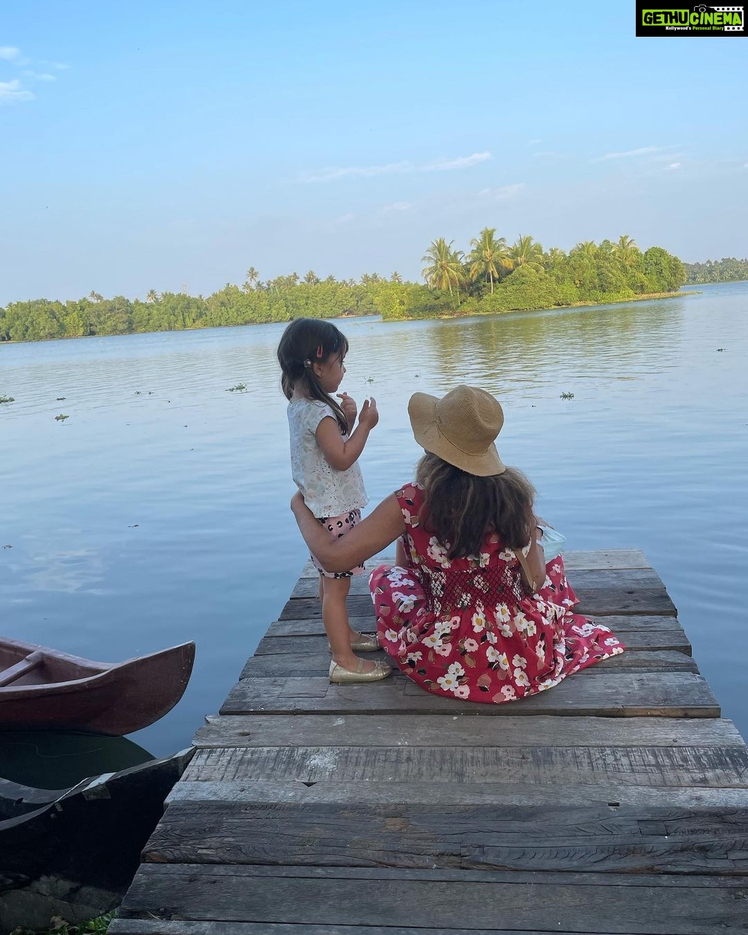 Lisa Ray Instagram - A trip to Kerala is incomplete without visiting @kayalislandretreat owned and operated by my friend @maneesha_panicker who also puts together the most thoughtful vacation itineraries through her company @silkrouteescapes ….. I was telling Maneesha that the sunset backwater cruise around the beautiful little island on which @kayalislandretreat is situated is the most scenic and peaceful in all of Kerala. The girls loved it too, but next time i need a replenishing time in pristine surroundings I’ll stay at #Kayal with hubby and leave the girls at a bigger resort - maybe that’s something you should consider as well to the moms out there ☺️ here’s looking at you @brooklynmamainmumbai Thank you Maneesha and team ❤️