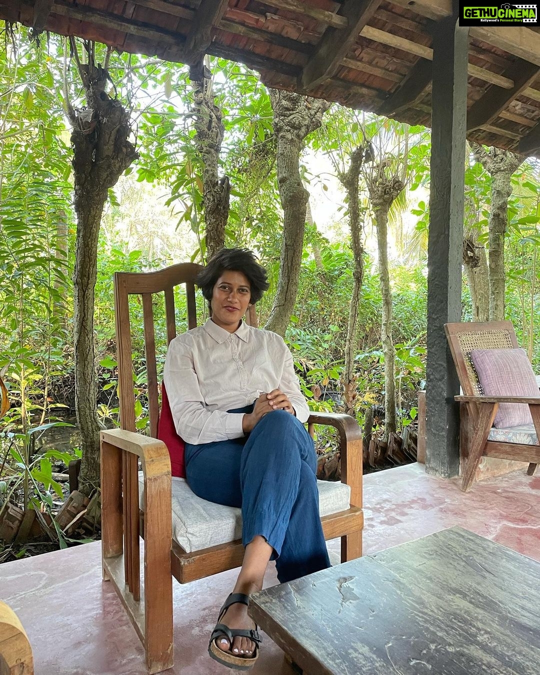 Lisa Ray Instagram - A trip to Kerala is incomplete without visiting @kayalislandretreat owned and operated by my friend @maneesha_panicker who also puts together the most thoughtful vacation itineraries through her company @silkrouteescapes ….. I was telling Maneesha that the sunset backwater cruise around the beautiful little island on which @kayalislandretreat is situated is the most scenic and peaceful in all of Kerala. The girls loved it too, but next time i need a replenishing time in pristine surroundings I’ll stay at #Kayal with hubby and leave the girls at a bigger resort - maybe that’s something you should consider as well to the moms out there ☺️ here’s looking at you @brooklynmamainmumbai Thank you Maneesha and team ❤️