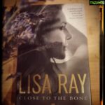 Lisa Ray Instagram - Repost from @black_bird_00000 using @RepostRegramApp - [Pl & Eng] To jest najważniejsza książka, która przeczytałam w 2021. Uwielbiam czytać autobiografie, a ta jest wyjątkowo dobrze napisana i wydaje się faktycznie aż do szpiku kości szczera. Opowieść o skomplikowanych relacjach rodzinnych, życiu z bulimią, walce z rakiem i karierze gdzie np. gaża wypłacana była jej w gotówce zapakowanej w plastikowe torebki z supermarketu. 💫 *** This is the most important book I've read in 2021.I love reading autobiographies and this one is very special - truly well-written and indeed close to the bone honest. It talks about complicated family relationships, living with bulimia, fighting cancer and an extraordinary career where for example Lisa was paid in cash brought to her in supermarket plastic bags. Sometimes you feel this connection with someone you don't even know, a strong connection to their story - it's a great experience for the reader but I guess it's also every writer's goal. A truly special book! ✨ #bookstagram #czytamksiążki #książka #książki #lubimyczytać #kochamczytać #bookstagrampolska #poczytaj #najlepszaksiążka #recenzja #reading #books #bookoftheyear #closetothebone #lisaray