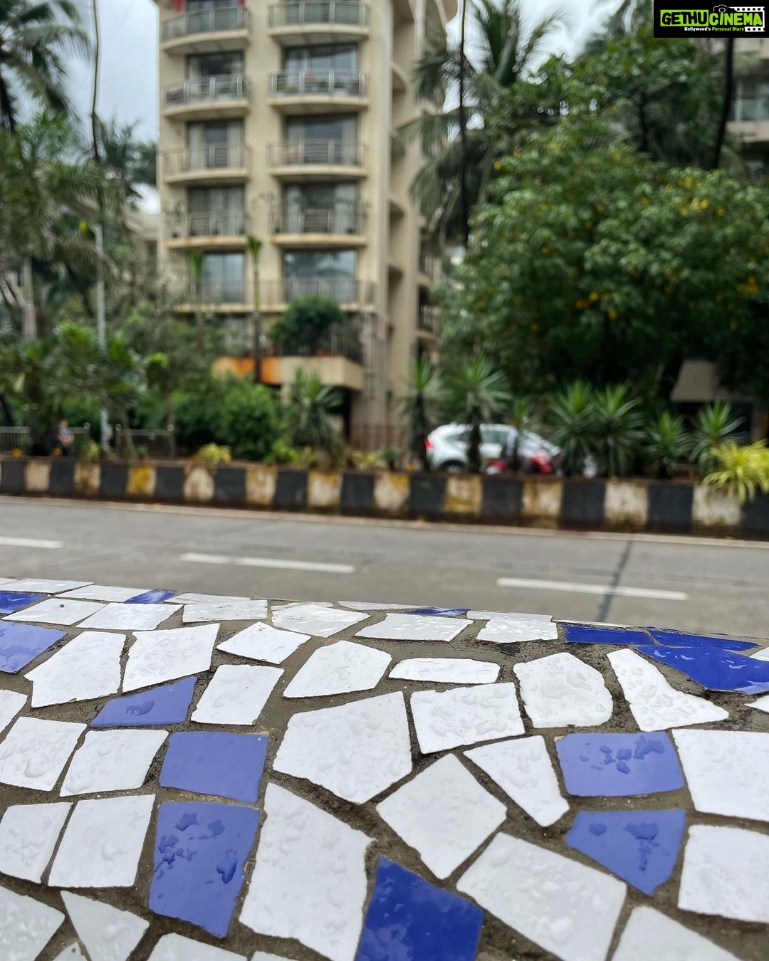 Lisa Ray Instagram - Walking weather 🇮🇳 Carter Road after ages and after dropping off the girls as I am their handmaiden 🖐