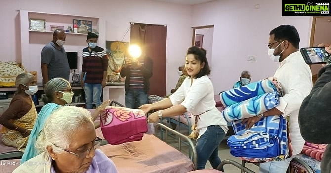 Madhavi Latha Instagram - Distributed blankets and fruits @oldagehome
